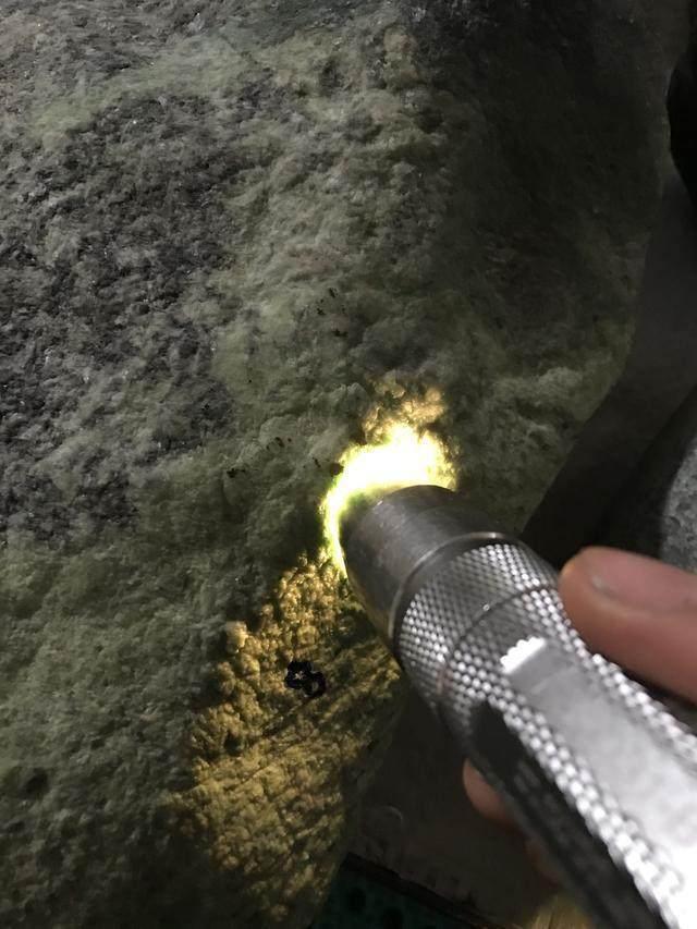 水翻砂水锈皮翡翠原石特征翡翠原石脱沙怎么看-第30张图片-翡翠网 水翻砂水锈皮翡翠原石特征翡翠原石脱沙怎么看-第30张图片-翡翠网