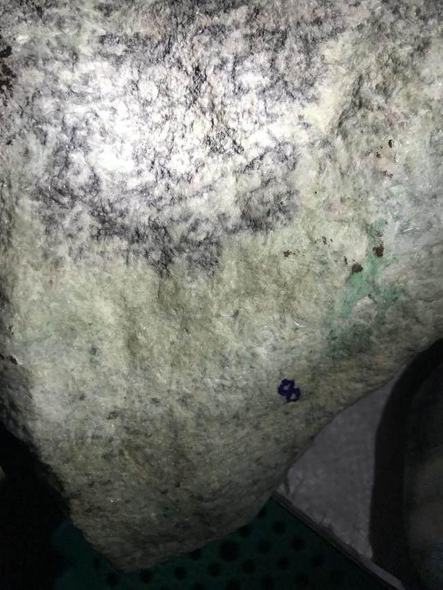 水翻砂水锈皮翡翠原石特征翡翠原石脱沙怎么看-第31张图片-翡翠网 水翻砂水锈皮翡翠原石特征翡翠原石脱沙怎么看-第31张图片-翡翠网