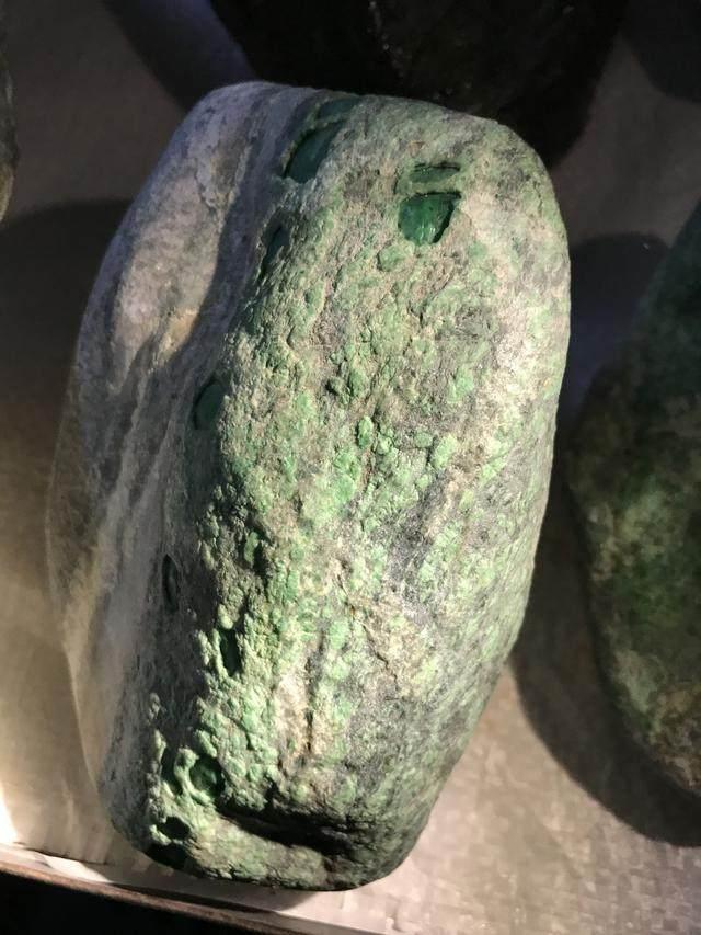 水翻砂水锈皮翡翠原石特征翡翠原石脱沙怎么看-第32张图片-翡翠网 水翻砂水锈皮翡翠原石特征翡翠原石脱沙怎么看-第32张图片-翡翠网