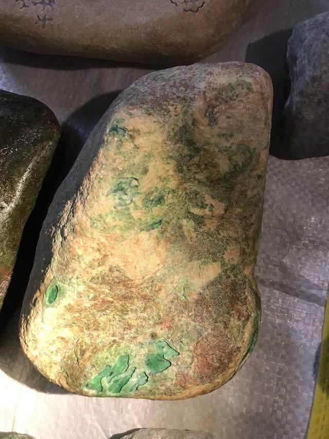 水翻砂水锈皮翡翠原石特征翡翠原石脱沙怎么看-第33张图片-翡翠网 水翻砂水锈皮翡翠原石特征翡翠原石脱沙怎么看-第33张图片-翡翠网