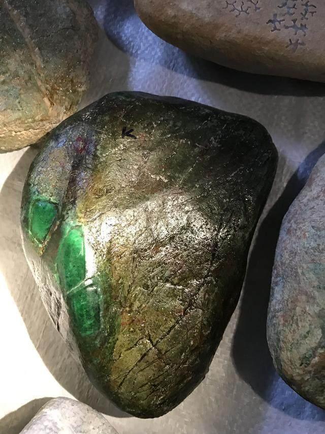 水翻砂水锈皮翡翠原石特征翡翠原石脱沙怎么看-第35张图片-翡翠网 水翻砂水锈皮翡翠原石特征翡翠原石脱沙怎么看-第35张图片-翡翠网