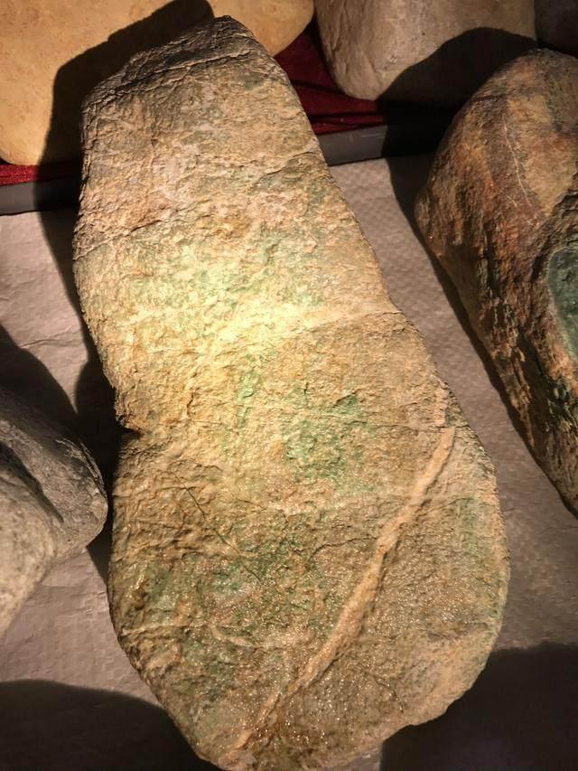 水翻砂水锈皮翡翠原石特征翡翠原石脱沙怎么看-第36张图片-翡翠网 水翻砂水锈皮翡翠原石特征翡翠原石脱沙怎么看-第36张图片-翡翠网