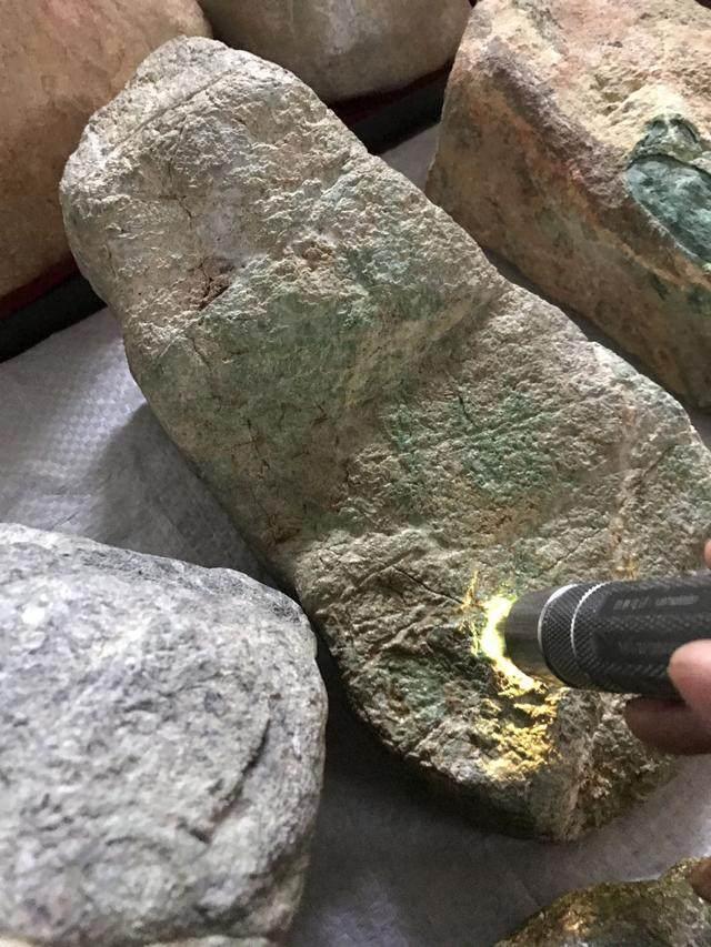 水翻砂水锈皮翡翠原石特征翡翠原石脱沙怎么看-第37张图片-翡翠网 水翻砂水锈皮翡翠原石特征翡翠原石脱沙怎么看-第37张图片-翡翠网