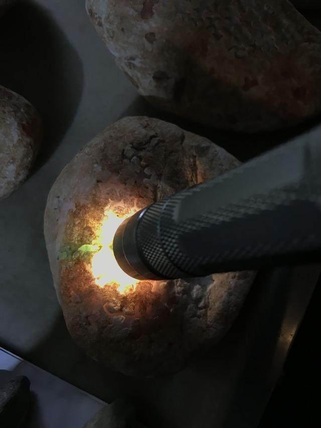 水翻砂水锈皮翡翠原石特征翡翠原石脱沙怎么看-第39张图片-翡翠网 水翻砂水锈皮翡翠原石特征翡翠原石脱沙怎么看-第39张图片-翡翠网