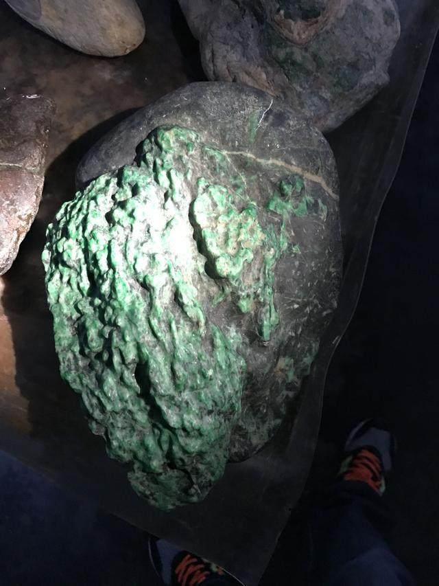 水翻砂水锈皮翡翠原石特征翡翠原石脱沙怎么看-第42张图片-翡翠网 水翻砂水锈皮翡翠原石特征翡翠原石脱沙怎么看-第42张图片-翡翠网