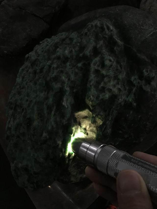 水翻砂水锈皮翡翠原石特征翡翠原石脱沙怎么看-第43张图片-翡翠网 水翻砂水锈皮翡翠原石特征翡翠原石脱沙怎么看-第43张图片-翡翠网