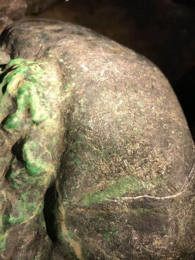 水翻砂水锈皮翡翠原石特征翡翠原石脱沙怎么看-第44张图片-翡翠网 水翻砂水锈皮翡翠原石特征翡翠原石脱沙怎么看-第44张图片-翡翠网