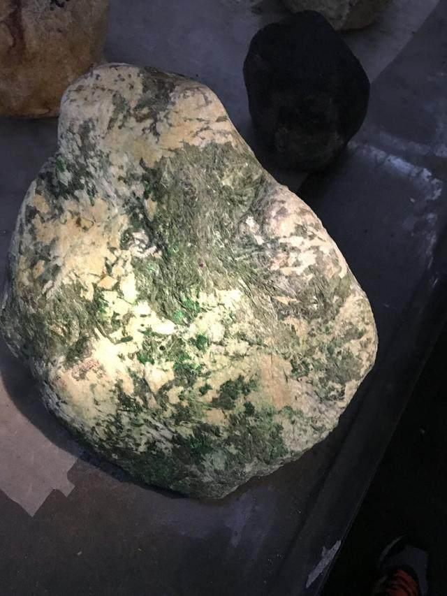 水翻砂水锈皮翡翠原石特征翡翠原石脱沙怎么看-第45张图片-翡翠网 水翻砂水锈皮翡翠原石特征翡翠原石脱沙怎么看-第45张图片-翡翠网