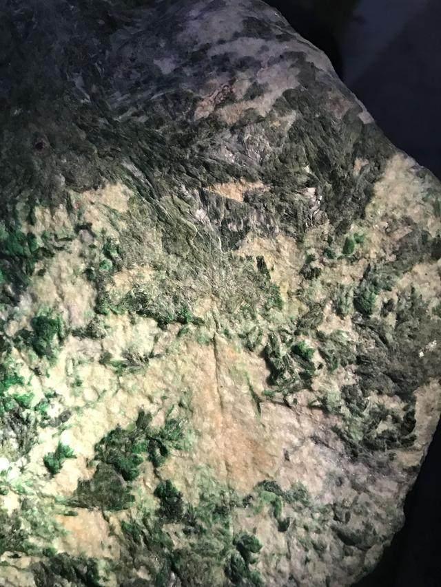 水翻砂水锈皮翡翠原石特征翡翠原石脱沙怎么看-第46张图片-翡翠网 水翻砂水锈皮翡翠原石特征翡翠原石脱沙怎么看-第46张图片-翡翠网