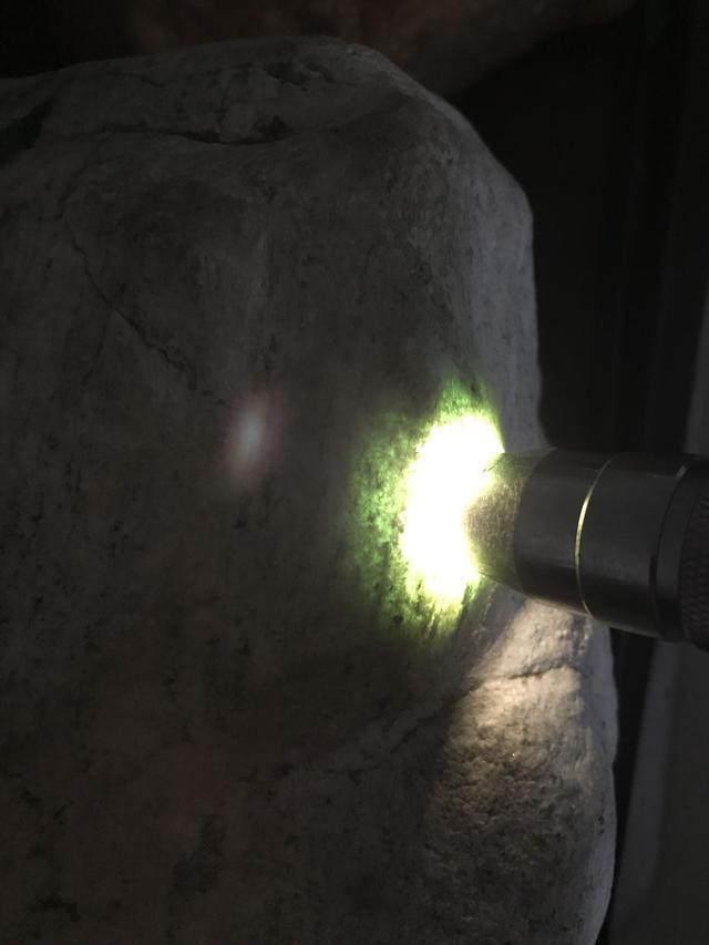 水翻砂水锈皮翡翠原石特征翡翠原石脱沙怎么看-第48张图片-翡翠网 水翻砂水锈皮翡翠原石特征翡翠原石脱沙怎么看-第48张图片-翡翠网