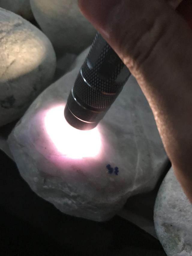 水翻砂水锈皮翡翠原石特征翡翠原石脱沙怎么看-第56张图片-翡翠网 水翻砂水锈皮翡翠原石特征翡翠原石脱沙怎么看-第56张图片-翡翠网