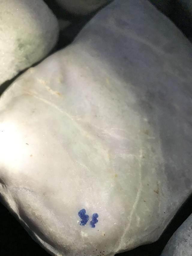 水翻砂水锈皮翡翠原石特征翡翠原石脱沙怎么看-第57张图片-翡翠网 水翻砂水锈皮翡翠原石特征翡翠原石脱沙怎么看-第57张图片-翡翠网