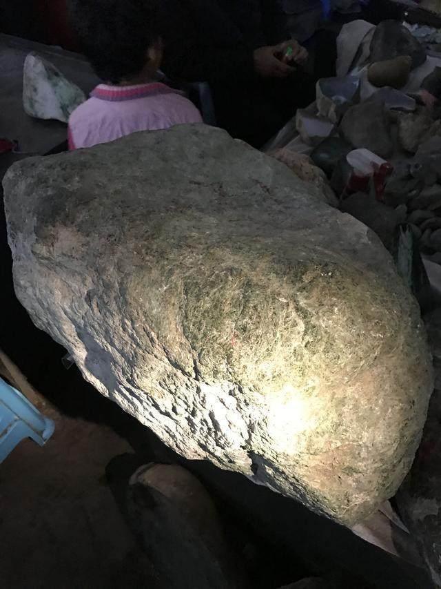 水翻砂水锈皮翡翠原石特征翡翠原石脱沙怎么看-第58张图片-翡翠网 水翻砂水锈皮翡翠原石特征翡翠原石脱沙怎么看-第58张图片-翡翠网