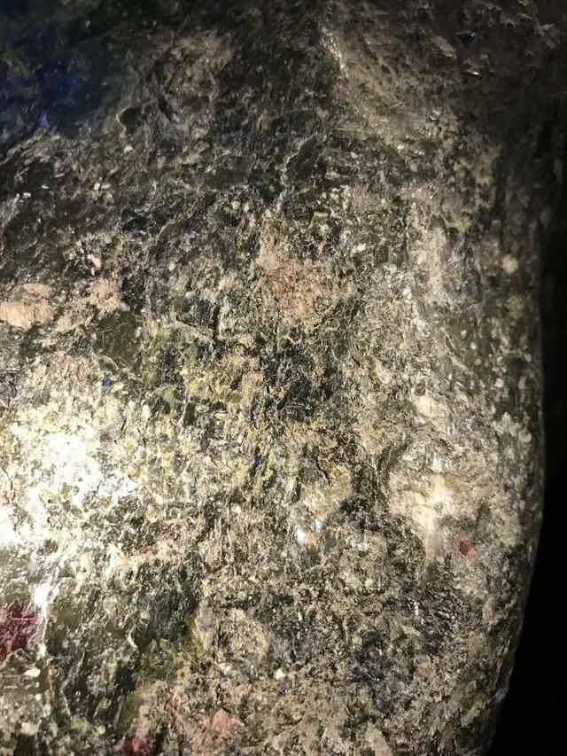 水翻砂水锈皮翡翠原石特征翡翠原石脱沙怎么看-第59张图片-翡翠网 水翻砂水锈皮翡翠原石特征翡翠原石脱沙怎么看-第59张图片-翡翠网