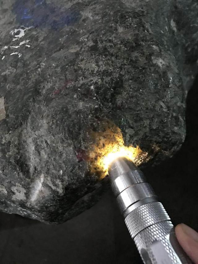 水翻砂水锈皮翡翠原石特征翡翠原石脱沙怎么看-第60张图片-翡翠网 水翻砂水锈皮翡翠原石特征翡翠原石脱沙怎么看-第60张图片-翡翠网