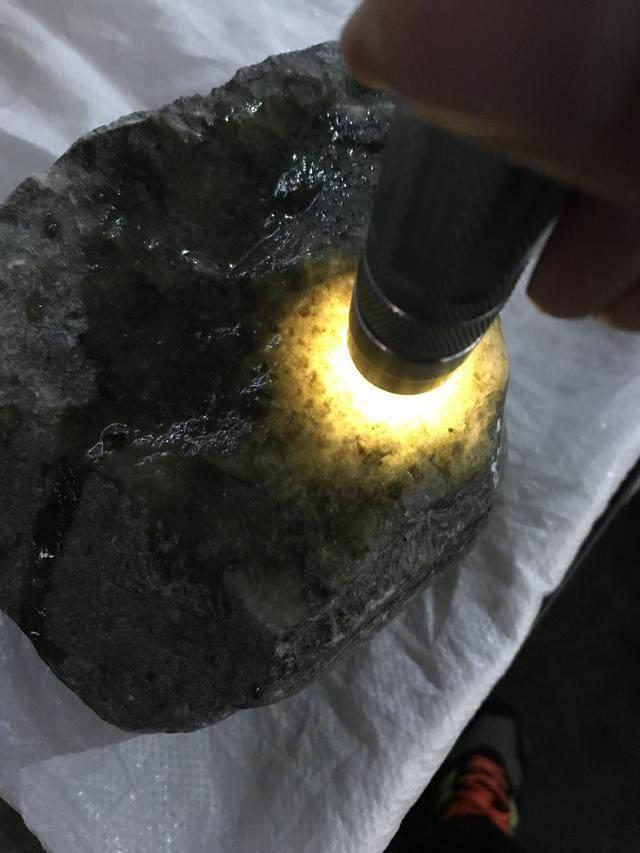 水翻砂水锈皮翡翠原石特征翡翠原石脱沙怎么看-第61张图片-翡翠网 水翻砂水锈皮翡翠原石特征翡翠原石脱沙怎么看-第61张图片-翡翠网