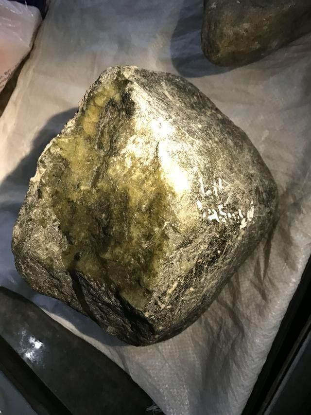 水翻砂水锈皮翡翠原石特征翡翠原石脱沙怎么看-第62张图片-翡翠网 水翻砂水锈皮翡翠原石特征翡翠原石脱沙怎么看-第62张图片-翡翠网