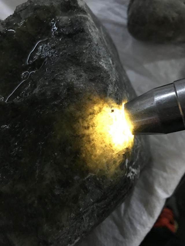 水翻砂水锈皮翡翠原石特征翡翠原石脱沙怎么看-第63张图片-翡翠网 水翻砂水锈皮翡翠原石特征翡翠原石脱沙怎么看-第63张图片-翡翠网