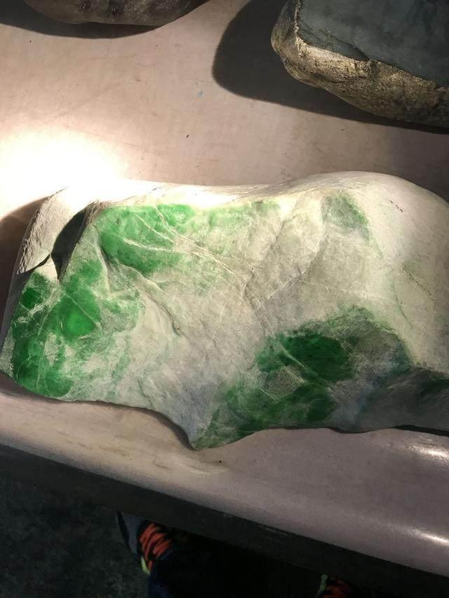 水翻砂水锈皮翡翠原石特征翡翠原石脱沙怎么看-第66张图片-翡翠网 水翻砂水锈皮翡翠原石特征翡翠原石脱沙怎么看-第66张图片-翡翠网