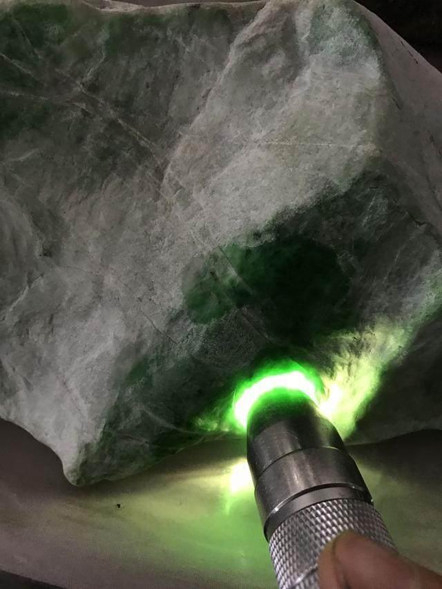 水翻砂水锈皮翡翠原石特征翡翠原石脱沙怎么看-第67张图片-翡翠网 水翻砂水锈皮翡翠原石特征翡翠原石脱沙怎么看-第67张图片-翡翠网