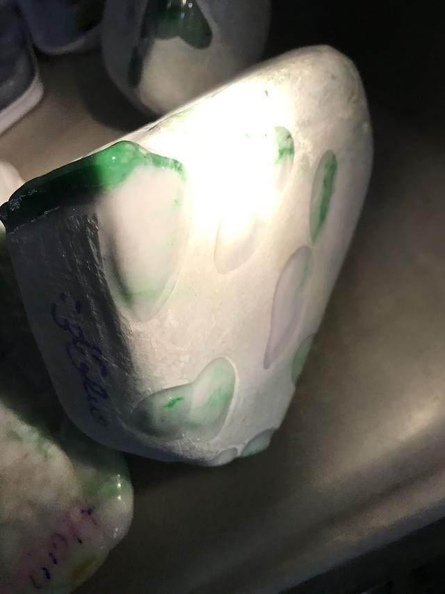 水翻砂水锈皮翡翠原石特征翡翠原石脱沙怎么看-第68张图片-翡翠网 水翻砂水锈皮翡翠原石特征翡翠原石脱沙怎么看-第68张图片-翡翠网