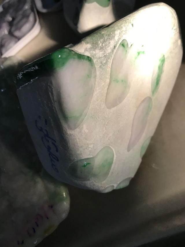 水翻砂水锈皮翡翠原石特征翡翠原石脱沙怎么看-第69张图片-翡翠网 水翻砂水锈皮翡翠原石特征翡翠原石脱沙怎么看-第69张图片-翡翠网