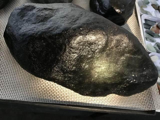 水翻砂水锈皮翡翠原石特征翡翠原石脱沙怎么看-第71张图片-翡翠网 水翻砂水锈皮翡翠原石特征翡翠原石脱沙怎么看-第71张图片-翡翠网