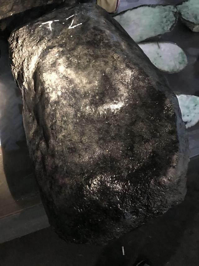 水翻砂水锈皮翡翠原石特征翡翠原石脱沙怎么看-第73张图片-翡翠网 水翻砂水锈皮翡翠原石特征翡翠原石脱沙怎么看-第73张图片-翡翠网