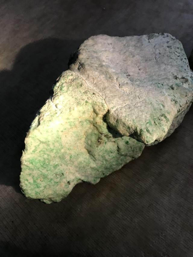 水翻砂水锈皮翡翠原石特征翡翠原石脱沙怎么看-第77张图片-翡翠网 水翻砂水锈皮翡翠原石特征翡翠原石脱沙怎么看-第77张图片-翡翠网