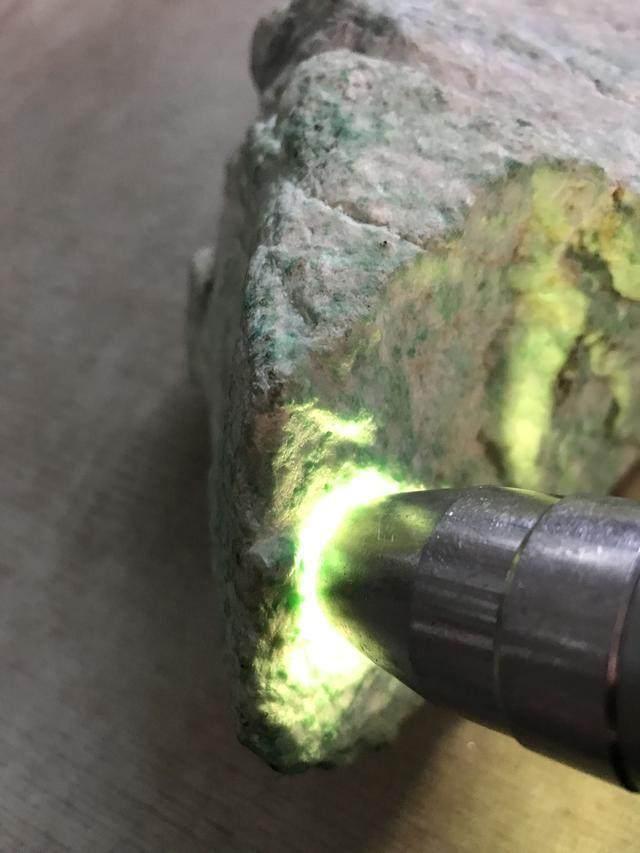 水翻砂水锈皮翡翠原石特征翡翠原石脱沙怎么看-第78张图片-翡翠网 水翻砂水锈皮翡翠原石特征翡翠原石脱沙怎么看-第78张图片-翡翠网