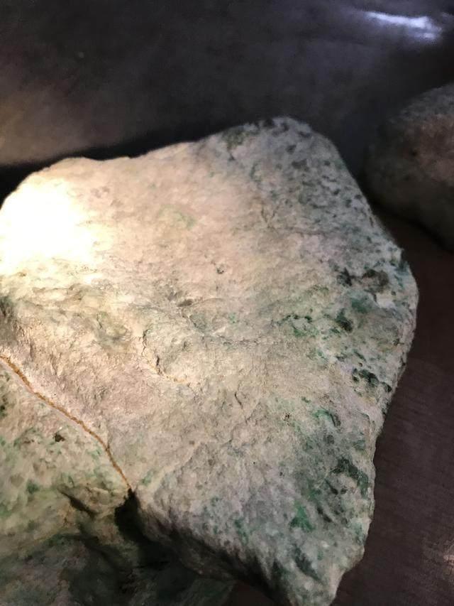 水翻砂水锈皮翡翠原石特征翡翠原石脱沙怎么看-第79张图片-翡翠网 水翻砂水锈皮翡翠原石特征翡翠原石脱沙怎么看-第79张图片-翡翠网