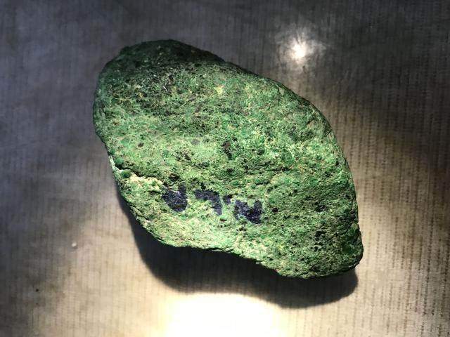 水翻砂水锈皮翡翠原石特征翡翠原石脱沙怎么看-第80张图片-翡翠网 水翻砂水锈皮翡翠原石特征翡翠原石脱沙怎么看-第80张图片-翡翠网