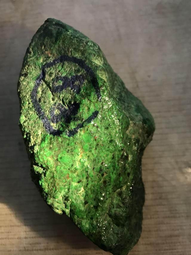 水翻砂水锈皮翡翠原石特征翡翠原石脱沙怎么看-第81张图片-翡翠网 水翻砂水锈皮翡翠原石特征翡翠原石脱沙怎么看-第81张图片-翡翠网