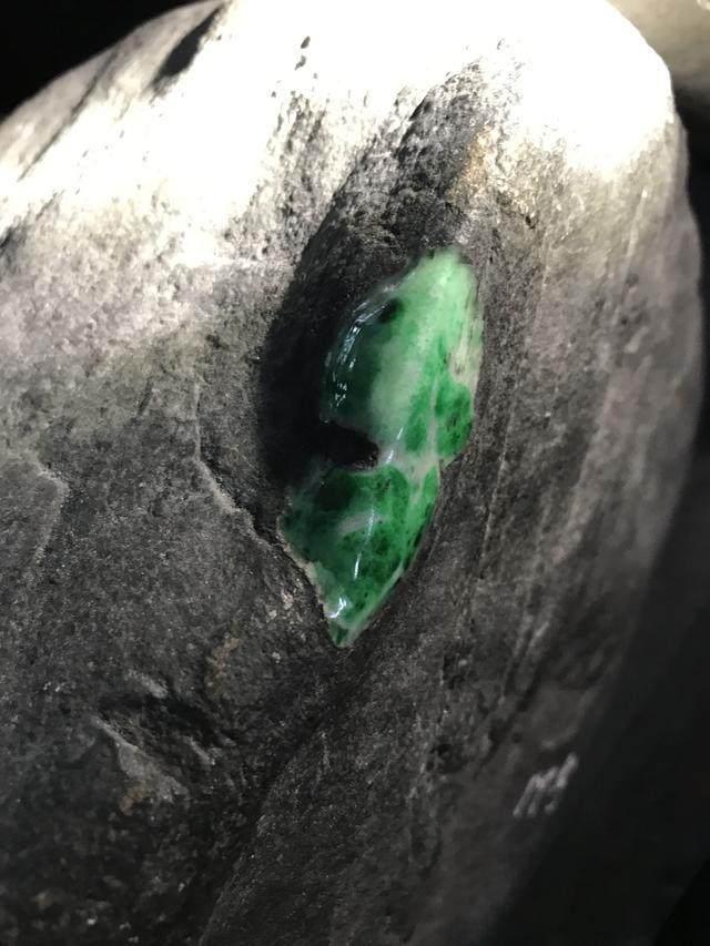 水翻砂水锈皮翡翠原石特征翡翠原石脱沙怎么看-第82张图片-翡翠网 水翻砂水锈皮翡翠原石特征翡翠原石脱沙怎么看-第82张图片-翡翠网