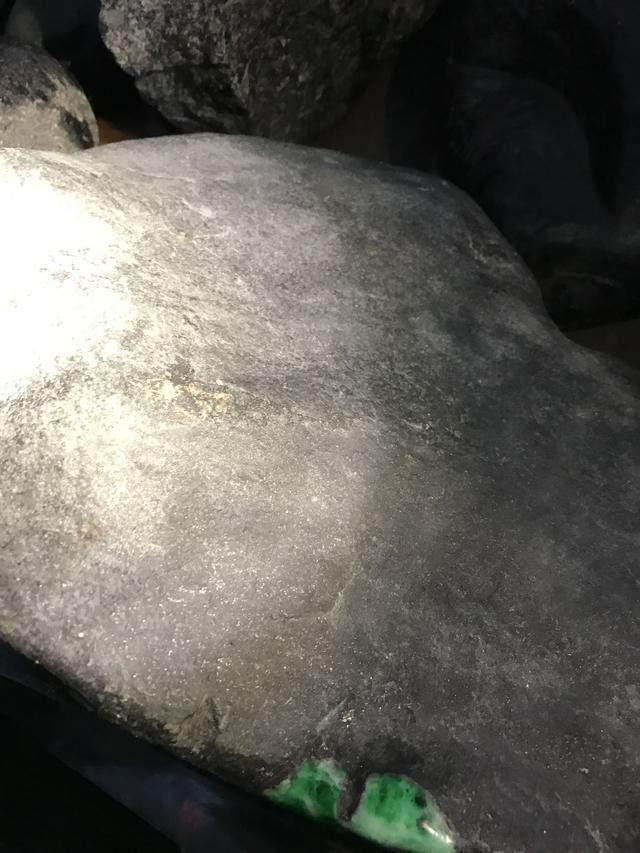 水翻砂水锈皮翡翠原石特征翡翠原石脱沙怎么看-第83张图片-翡翠网 水翻砂水锈皮翡翠原石特征翡翠原石脱沙怎么看-第83张图片-翡翠网