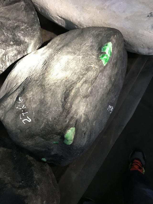 水翻砂水锈皮翡翠原石特征翡翠原石脱沙怎么看-第84张图片-翡翠网 水翻砂水锈皮翡翠原石特征翡翠原石脱沙怎么看-第84张图片-翡翠网