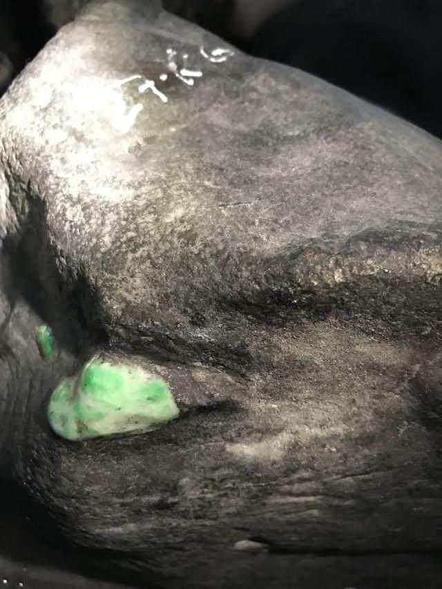 水翻砂水锈皮翡翠原石特征翡翠原石脱沙怎么看-第85张图片-翡翠网 水翻砂水锈皮翡翠原石特征翡翠原石脱沙怎么看-第85张图片-翡翠网