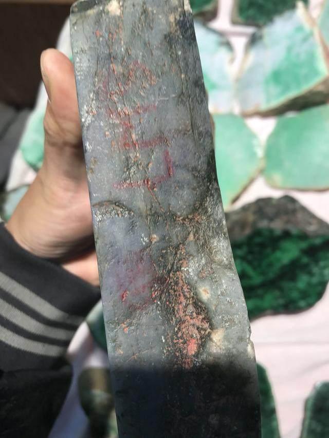 水翻砂水锈皮翡翠原石特征翡翠原石脱沙怎么看-第91张图片-翡翠网 水翻砂水锈皮翡翠原石特征翡翠原石脱沙怎么看-第91张图片-翡翠网