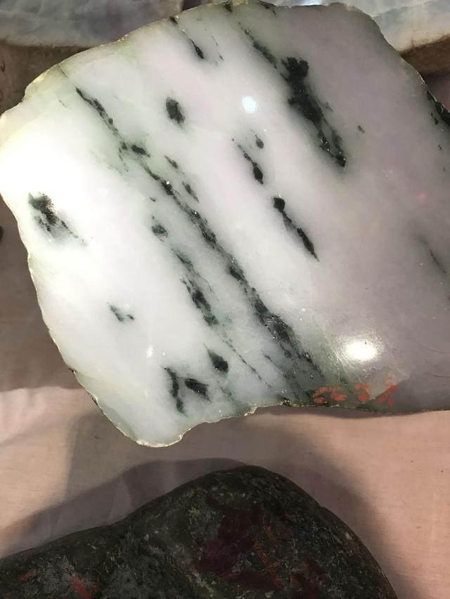 水翻砂水锈皮翡翠原石特征翡翠原石脱沙怎么看-第96张图片-翡翠网 水翻砂水锈皮翡翠原石特征翡翠原石脱沙怎么看-第96张图片-翡翠网