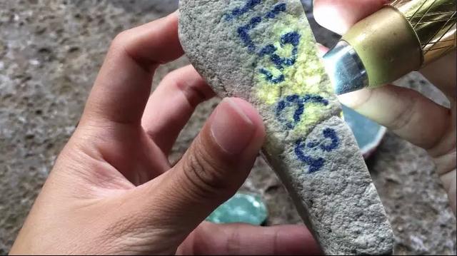 翡翠原石中的裂纹翡翠色根和裂纹-第1张图片-翡翠网 翡翠原石中的裂纹翡翠色根和裂纹-第1张图片-翡翠网