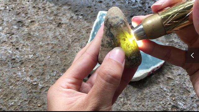 翡翠原石中的裂纹翡翠色根和裂纹-第2张图片-翡翠网 翡翠原石中的裂纹翡翠色根和裂纹-第2张图片-翡翠网