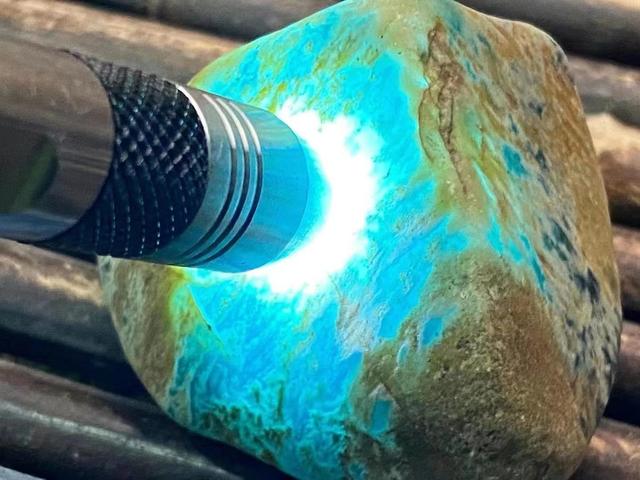 玻璃种翡翠原石帝王老坑翡翠帝王绿-第2张图片-翡翠网 玻璃种翡翠原石帝王老坑翡翠帝王绿-第2张图片-翡翠网