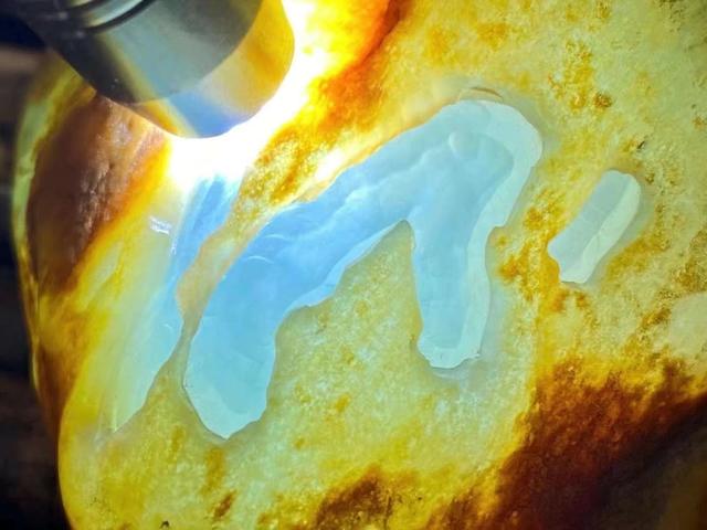 玻璃种翡翠原石帝王老坑翡翠帝王绿-第4张图片-翡翠网 玻璃种翡翠原石帝王老坑翡翠帝王绿-第4张图片-翡翠网