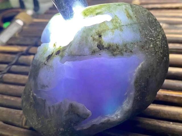 玻璃种翡翠原石帝王老坑翡翠帝王绿-第6张图片-翡翠网 玻璃种翡翠原石帝王老坑翡翠帝王绿-第6张图片-翡翠网