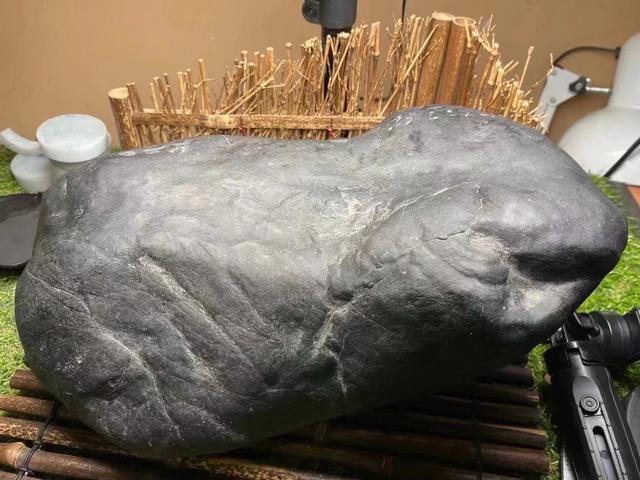 玻璃种翡翠原石帝王老坑翡翠帝王绿-第7张图片-翡翠网 玻璃种翡翠原石帝王老坑翡翠帝王绿-第7张图片-翡翠网