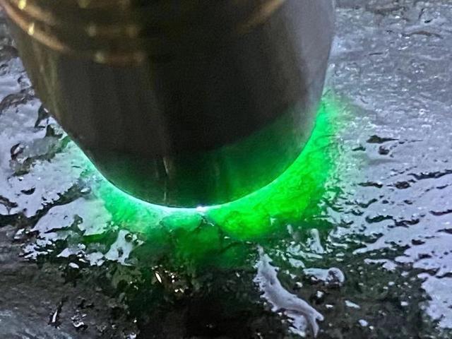 玻璃种翡翠原石帝王老坑翡翠帝王绿-第8张图片-翡翠网 玻璃种翡翠原石帝王老坑翡翠帝王绿-第8张图片-翡翠网