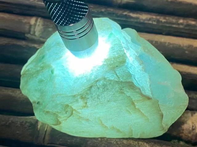 玻璃种翡翠原石帝王老坑翡翠帝王绿-第9张图片-翡翠网 玻璃种翡翠原石帝王老坑翡翠帝王绿-第9张图片-翡翠网