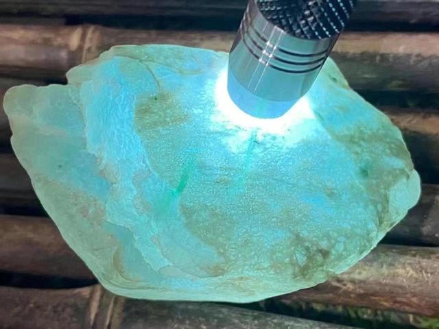 玻璃种翡翠原石帝王老坑翡翠帝王绿-第10张图片-翡翠网 玻璃种翡翠原石帝王老坑翡翠帝王绿-第10张图片-翡翠网