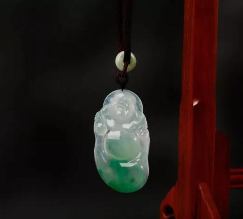 男生带翡翠手镯好还是带玉好,男士戴玉什么图案好-第6张图片-翡翠网 男生带翡翠手镯好还是带玉好,男士戴玉什么图案好-第6张图片-翡翠网