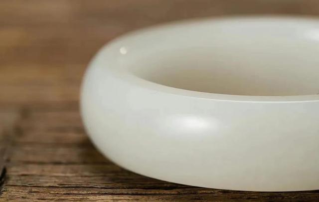 一般的翡翠玉镯子价格,女生佩戴和田玉的禁忌-第1张图片-翡翠网 一般的翡翠玉镯子价格,女生佩戴和田玉的禁忌-第1张图片-翡翠网